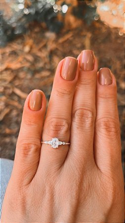 Anel zircônia gota oval com cravejado