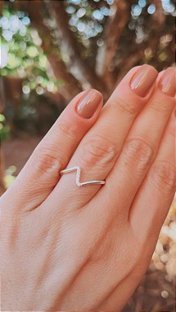 Anel curva com detalhe cravejado