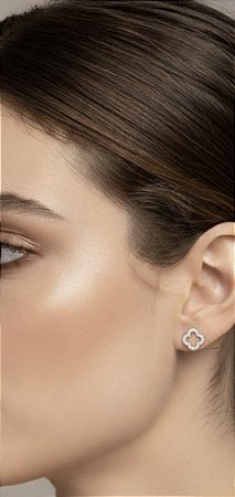 Brinco trevo vazado com zircônias