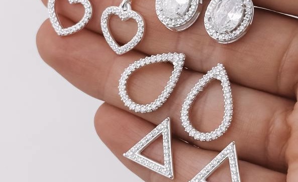 Brinco gota vazada e cravejada