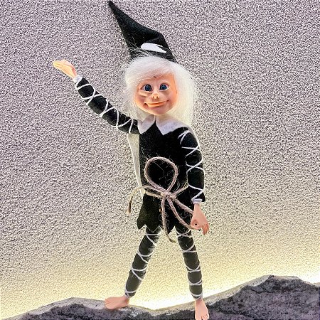 Ser mágico - menino cabelo branco roupa preta da lua