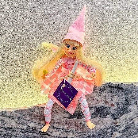 Ser mágico - Menina com roupa xadrez rosa