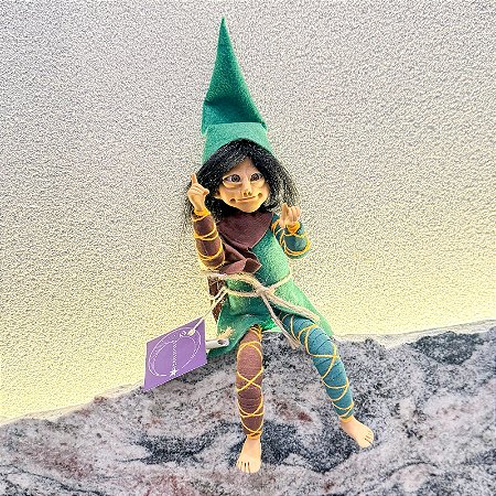 Ser mágico - Menino de cabelo preto roupa verde e marrom