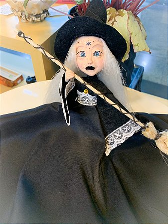 Ser mágico - Bruxa com roupa preta e renda branca