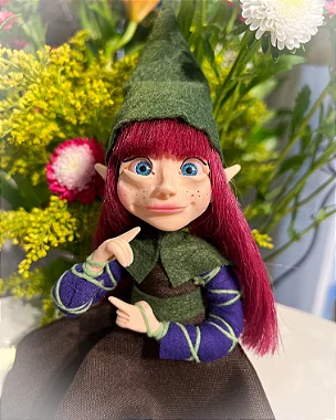 Ser mágico - menina ruiva com sardinhas e roupa verde