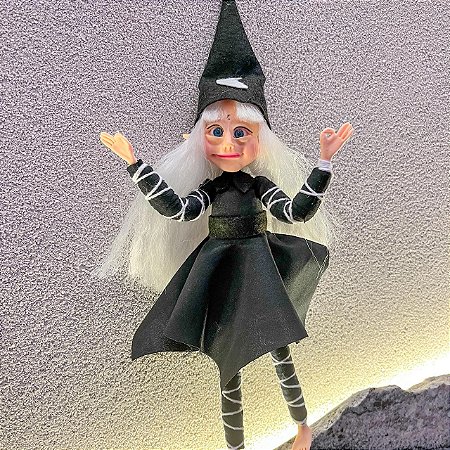 Ser mágico - menina loira com roupa preta da lua