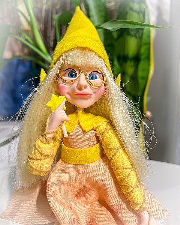Ser mágico - menina com roupa amarela de coroas