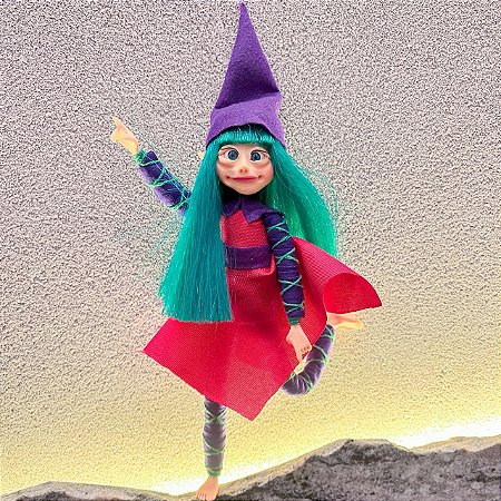 Ser mágico - menina de cabelo verde e roupa roxa com rosa
