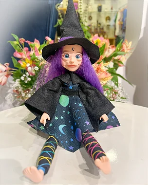 Ser mágico - menina de cabelo roxo e roupa de planetas