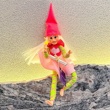 Ser mágico- Menina com heterocromia e Roupa rosa com verde