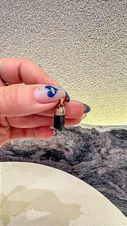 Pingente de turmalina negra com detalhes dourado