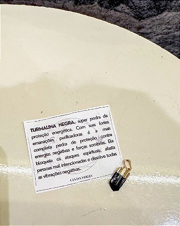 Pingente de turmalina negra com detalhes dourado