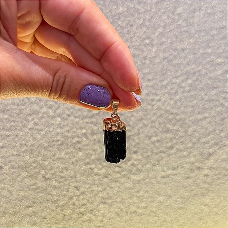 Pingente de turmalina negra com detalhes dourado