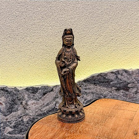 Kuan Yin Dourada