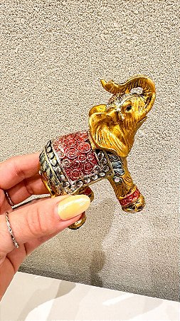 Elefantes prata com vermelho