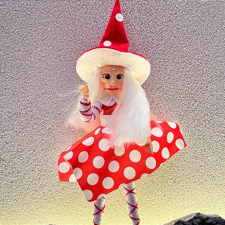 Ser Mágico - Menina Cabelo branco e Roupa de bolinhas