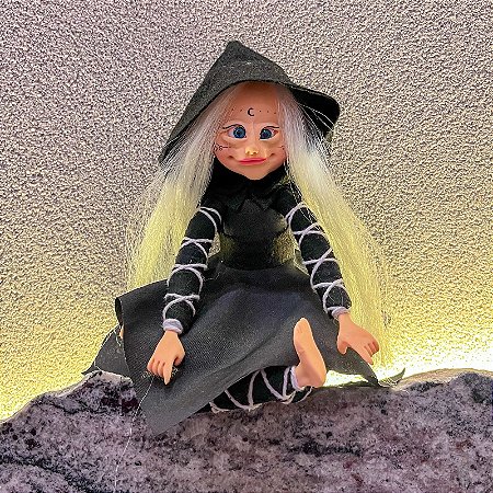 Ser Mágico - Menina de capuz preto e roupa preta