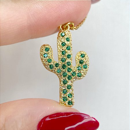 Colar com Pingente de Cacto Cravejado com Zircônias Esmeralda com Banho de Ouro18k
