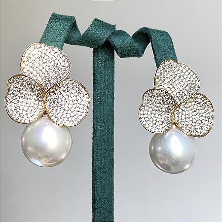 Brinco de flor 3 pétalas cravejadas com zircônias cristal e pérola shell com Banho de Ouro 18k