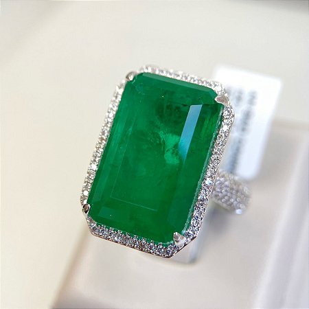 Anel dubai cravejado com zircônia na cor esmeralda e zircônias na cor cristal com banho de ródio branco (tamanho 16)