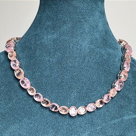 Colar cravejado com zircônias ovais (fusion em tons de rosa) com banho de ródio branco