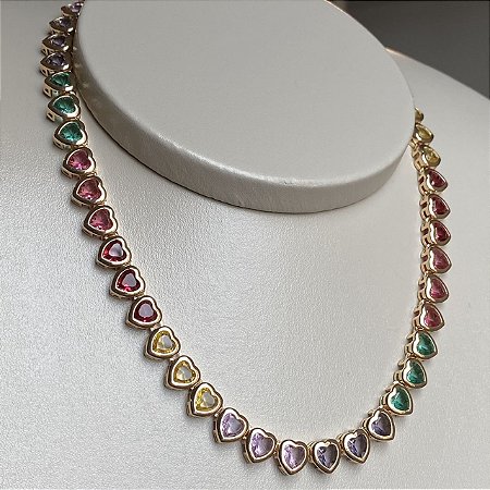 Colar Riviera Cravejada com Zircônias Rainbow em Formato de Coração 6mm de Espessura e 40cm de Comprimento com Banho de Ouro 18k ou Ródio Branco