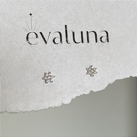 Brinco Mini Flor Cravejada com Zircônias Cristal em PRATA 925 com Banho de Ródio Branco
