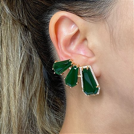 Brinco earhook juliete cravejado com zircônias nas cores esmeralda e cristal com banho de ouro 18k ou ródio branco