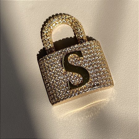 Pingente Cadeado Letra S Cravejado com Zircônias Cristal com Banho de Ouro18k
