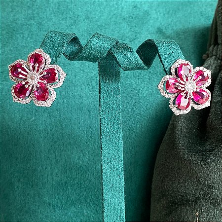 Brinco Flor de Cerejeira Cravejado com Zircônias Rubi e Cristal com Banho de Ródio Branco