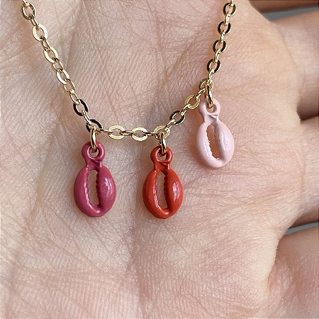 Tornozeleira com Pingentes de Búzios Esmaltados em Tons de Rosa Degradê com Banho de Ouro 19k