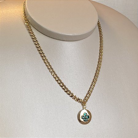 Colar Corrente com Pingente Medalha Trevo de Quatro Folhas Cravejado com Zircônias Esmeralda com Banho de Ouro 18k ou Ródio Branco