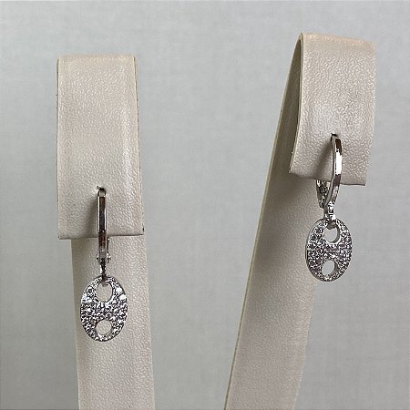 Brinco argola com pingente delicado cravejado com zircônias na cor cristal com banho de ródio branco