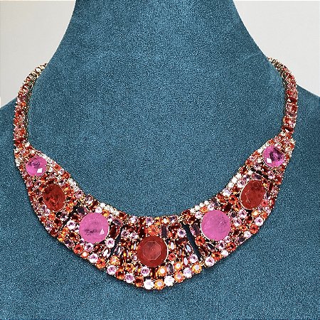 Colar riviera festa cravejado com zircônias (em tons de vermelho e rosa) com banho de ouro 18k