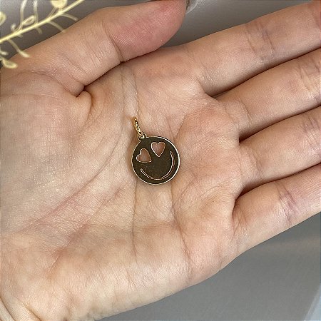 Pingente Carinha Smile Liso com Olhinhos de Coração com Banho de Ouro 18k