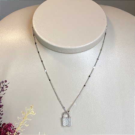Colar com Mini Corações com Pingente de Cadeado Mini Cravejado com Zircônias Cristal com Banho de Ródio Branco