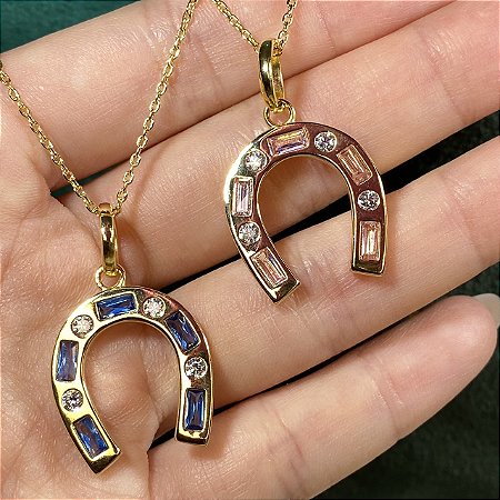 Colar Comprido 70cm com Pingente de Ferradura Cravejado com Zircônias Cristal e Rosa/ Azul com Banho de Ouro 18k