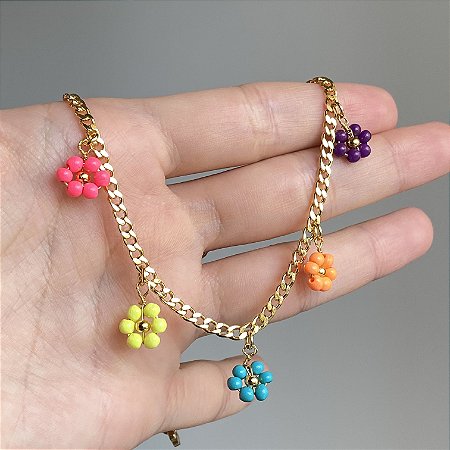 Tornozeleira com Pingentes de Florzinhas de Contas Coloridas com Banho de Ouro 18k