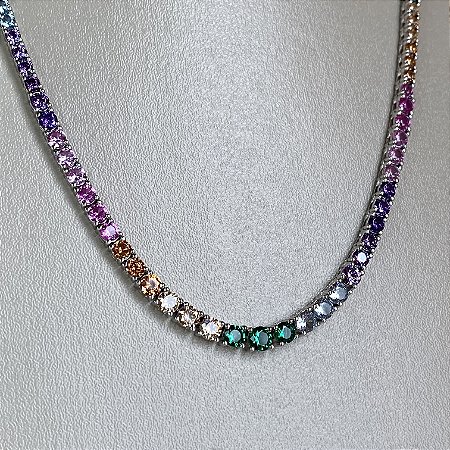 Colar riviera cravejado com zircônias coloridas tamanhos degradê (2mm e 3mm) e comprimento 45cm em prata 925 com banho de ródio branco