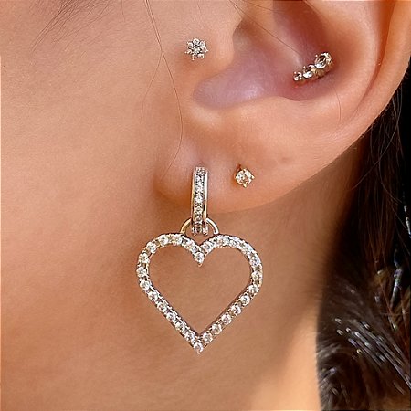 Brinco argola com pingente de coração vazado cravejado com zircônias na cor cristal com banho de ródio branco