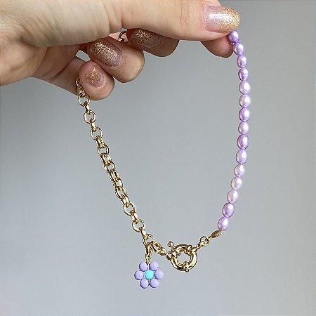 Tornozeleira com Pérolas Barrocas Lilás Pingente de Flor com Banho de Ouro 18k