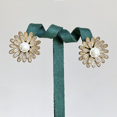 Brinco flor com pérola shell cravejada com zircônias na cor cristal com banho de ouro 18k