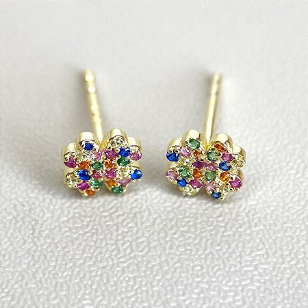 Brinco trevo quatro folhas prequeno cravejado zircônias coloridas rainbow em prata 925 com banho de ouro 18k