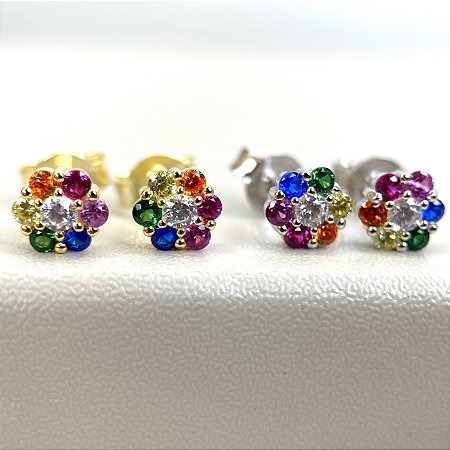 Brinco flor pequena aravejada com zircônias coloridas rainbow em prata 925 com banho de ouro 18k ou ródio branco