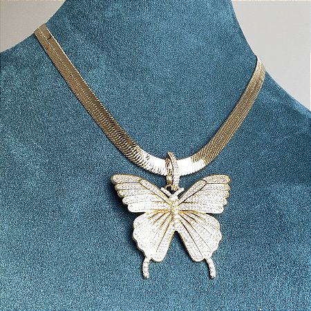 Colar de malha com pingente de borboleta cravejado com zircônias com banho de ouro 18k