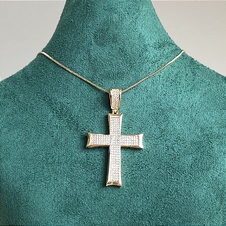 Colar com pingente de cruz cravejada com zircônias na cor cristal com banho de ouro 18k