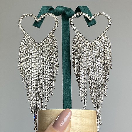 Brinco coração com franjas cravejado com zircônias na cor cristal cristal com banho de ródio branco