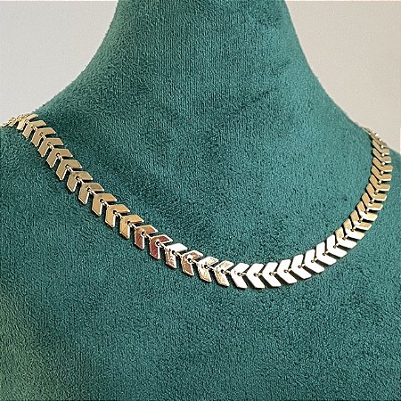 Colar choker escamas lisas com banho de ouro 18k