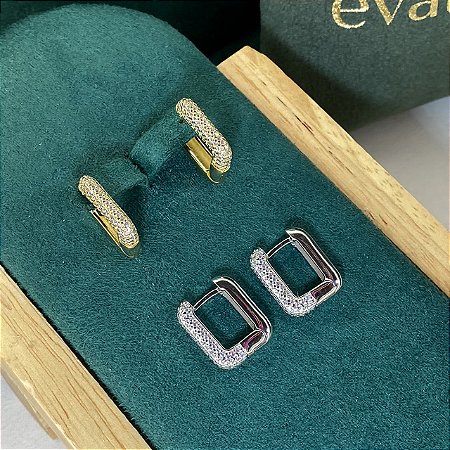 Brinco argola quadrada pequena cravejada com zircônias cristal click com banho de ouro 18k ou ródio branco