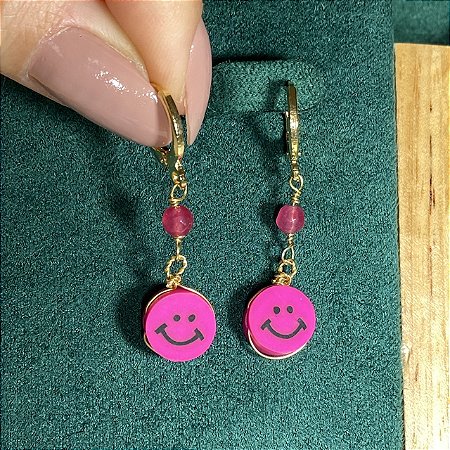 Brinco argola com pingente smile e jade pink com banho de ouro 18k